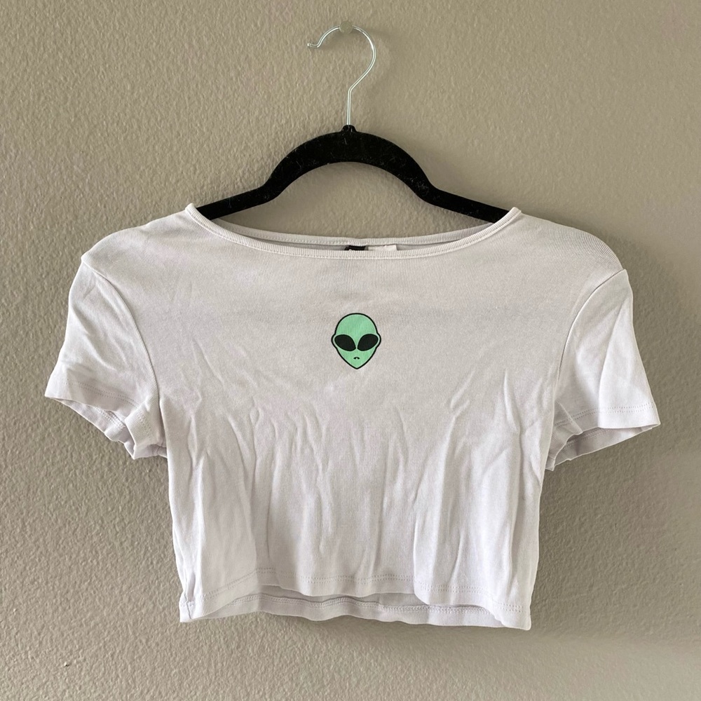 Hi everyone, I’m selling a white crop top with an alien on it